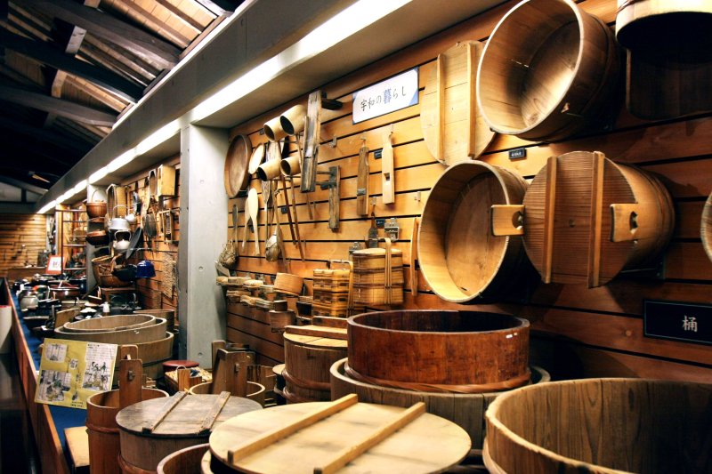 生活道具から祭器まで、地元で集めたたくさんの民具を展示している。
