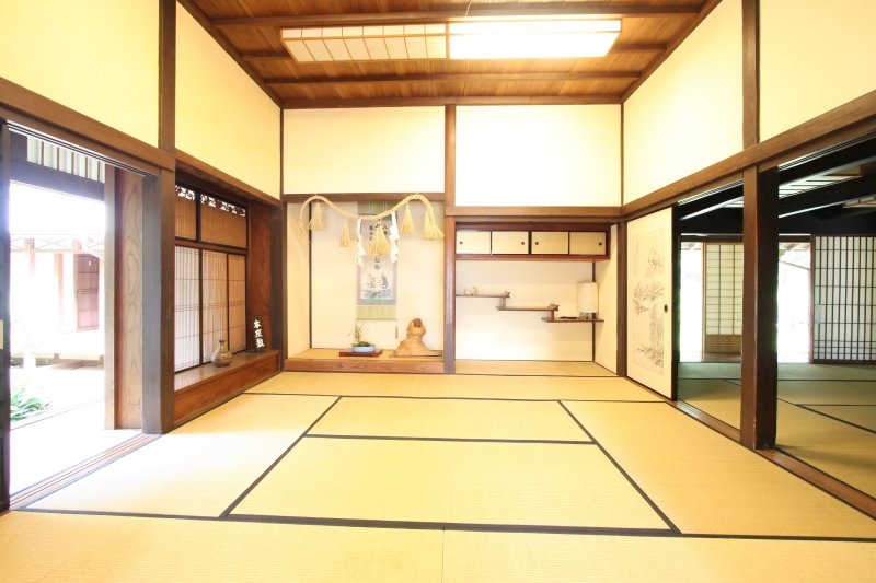 細部にまで意匠が凝られた造りの本座敷。派手過ぎず地味過ぎず、格式と威厳が両立した絶妙の奥の院・本座敷。