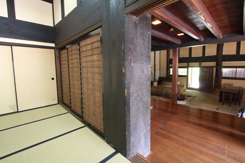 現在の建築様式ならこの1本で家1軒が建つと言われているずっしりとした大黒柱。永い年月を経た風格も備わっており、身を寄せると安心感に包まれる。