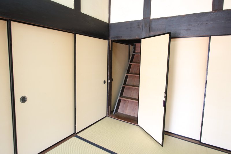 一見するとただの襖に見えるが実は隠し階段が設置されており、階段を上った先には中二階の部屋が姿を現す。