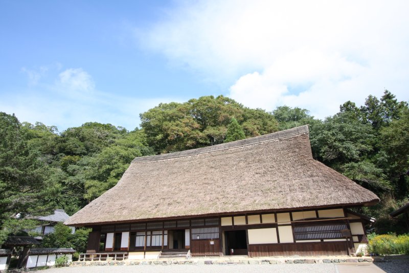普通の茅葺き民家の4倍近くはあろうかという威風堂々とした外観。縁側に腰を下ろせば、日常を忘れ郷愁の想いに駆られる。