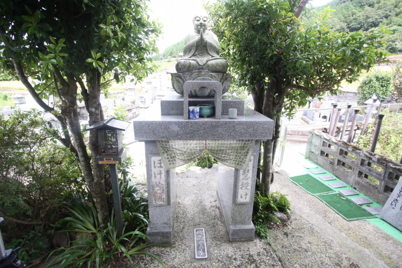 ぼけ除けと智慧授け御利益があると言われる地蔵くぐり。