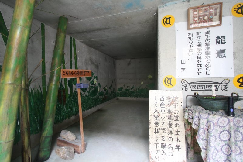 和尚自ら手を入れた地下室は、極彩色の壁画が並ぶ神秘の世界。