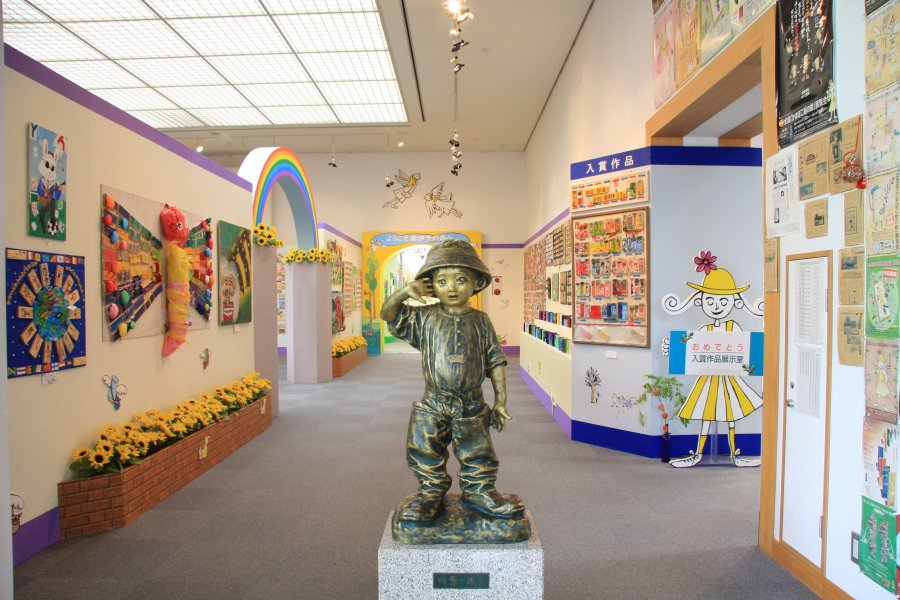 館内には国内外から応募された様々なかまぼこ板の作品を年代別に分けたコーナーと、美術品の展示室がある。