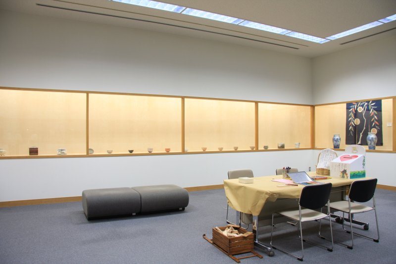 秀逸な陶磁器やガラスを集めた展示室と、かまぼこ板を使用した作品作りに挑戦できる体験コーナー。