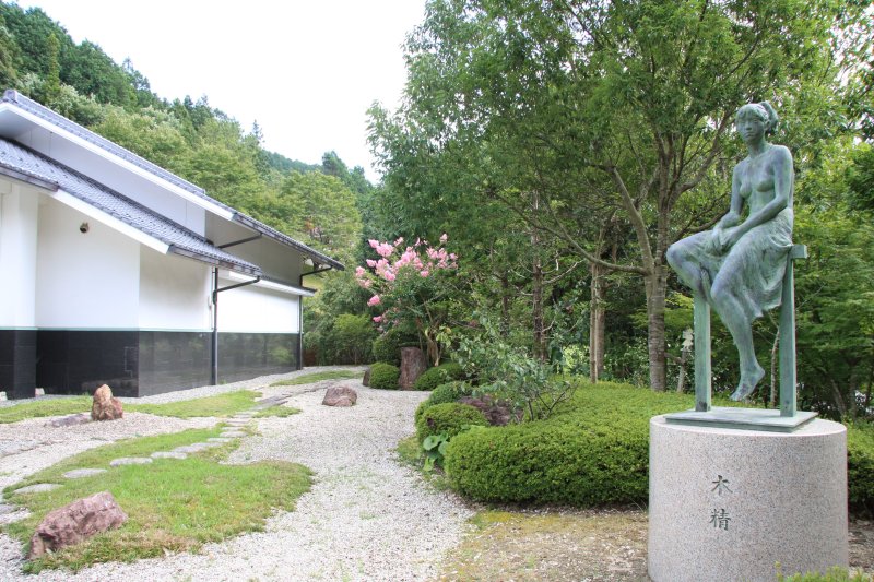 屋外には銅像や水琴窟も配置され、自然と芸術との調和が美しい庭園が広がる。