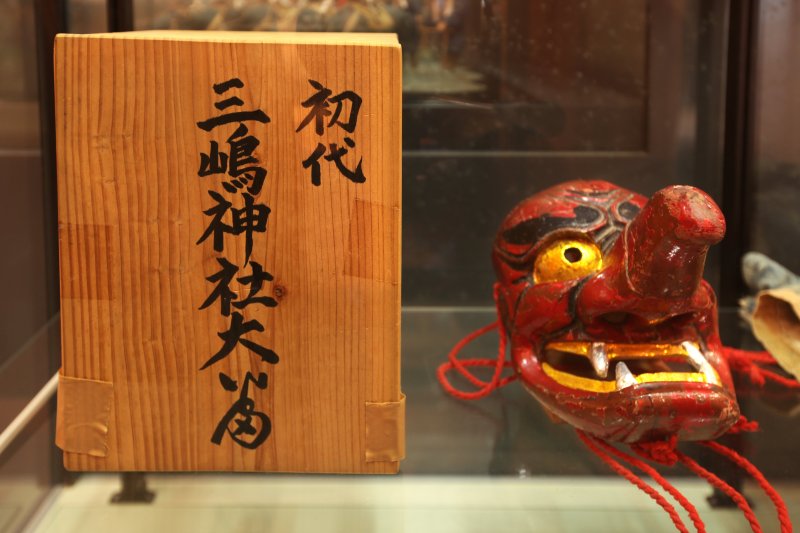 初代三嶋神社｢大番｣の面。「大番」とは、観客の笑いを誘うどろんこ祭りの主役。
