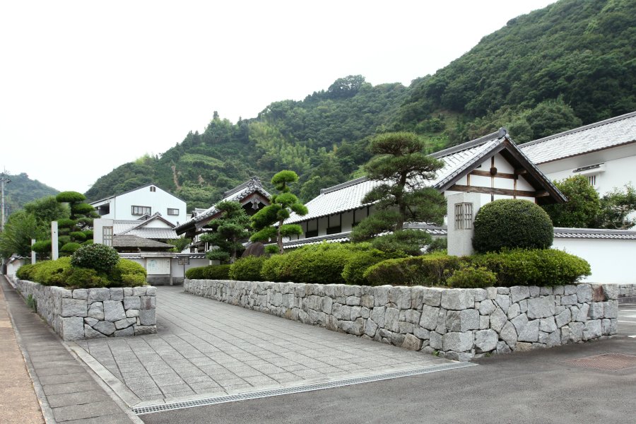 中に入るとタイムスリップしてしまったかのような錯覚に陥るほど雰囲気の漂う街並み。