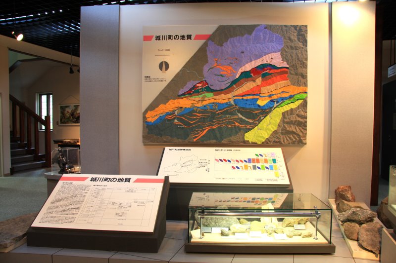 地質図や岩石を展示して、城川町の地質構造などを紹介している展示コーナー。