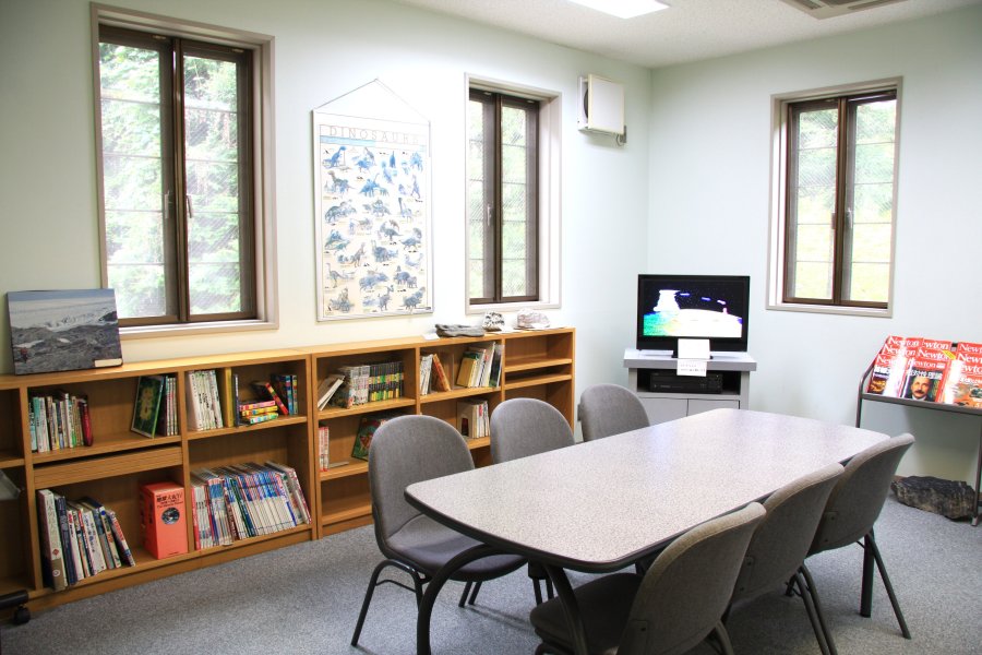 1階には、書籍やVTRなどで地質などについて学ぶことができる学習室もある。