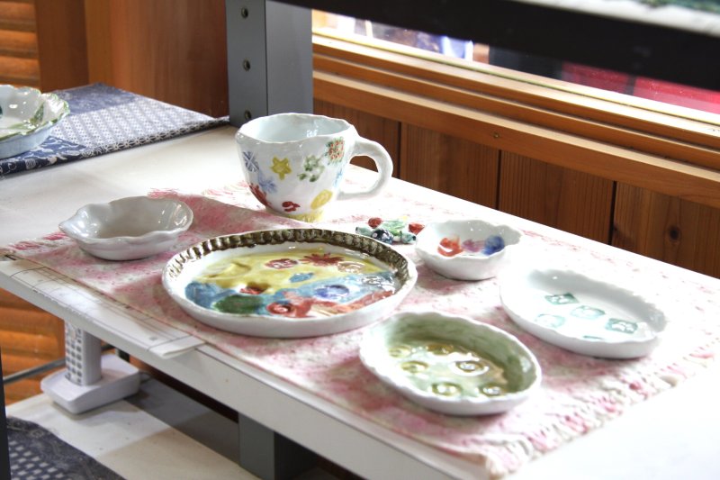 スタッフ手づくりの温かみ溢れる作品が展示されており、訪れた人は作品の数々に目を奪われる。