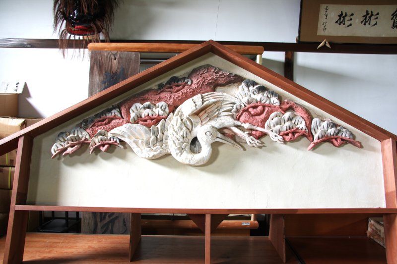 左官職人が鏝（こて）を使って描いた漆喰の鏝絵（こてえ）は立体感があり、職人熟年の技が光る。