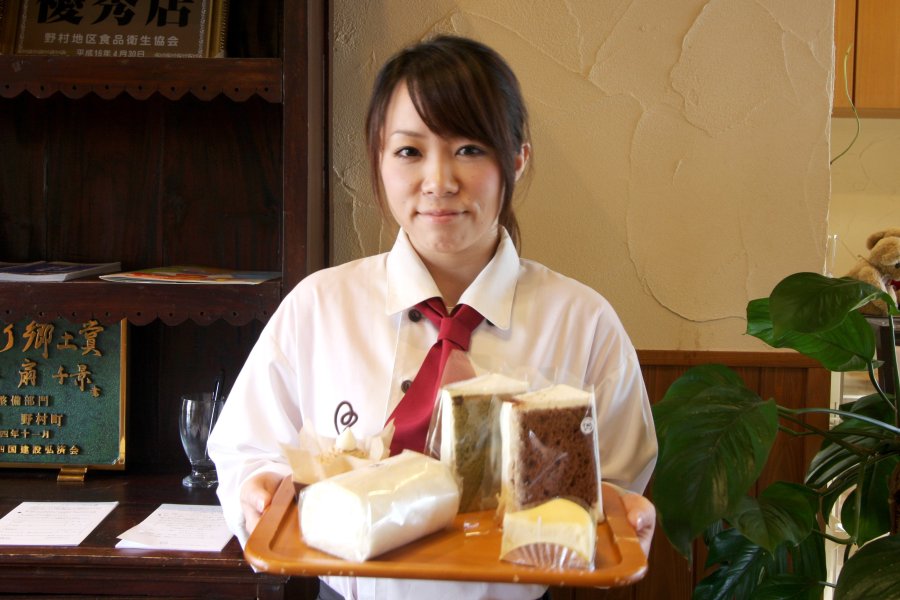 レストラン内で販売されている乳製品やロールケーキなどのスイーツは、酪農が盛んなこの地域ならではの商品。