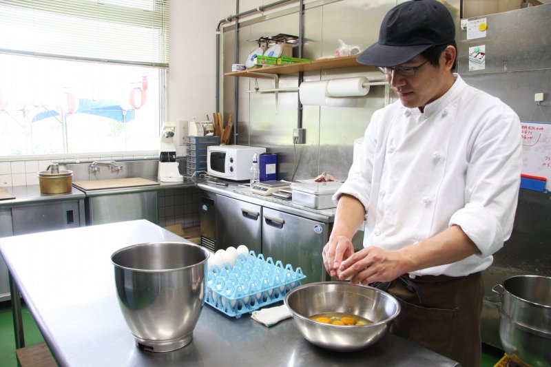 ほわいとファームのオリジナルスイーツは、施設内の菓子製造室にて製造されておりガラス越しに見学が可能。