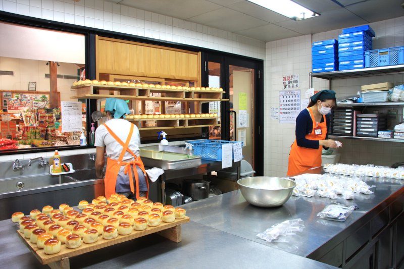 名産の栗をそのまま使用した商品は、施設内の菓子製造室で作られている。