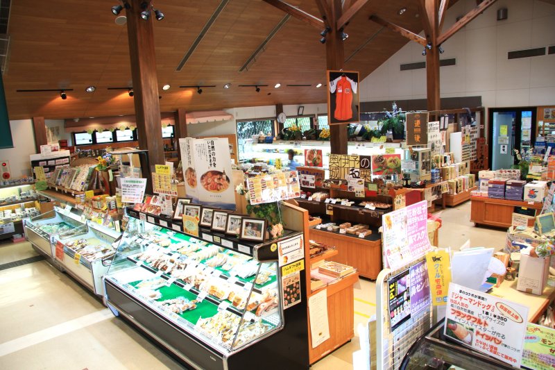 加工品や特産品が所せましと陳列された店内。食欲をそそるメニューが揃ったレストランもあり、きなはい屋ならではの美味に舌鼓が打つことができる。
