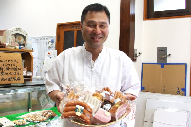 城川町の特産品の一つに数えられる本場仕込みのベーコンやウインナーなどの製品は、どれもスパイスがよく効いた職人の技が光る逸品ばかり。