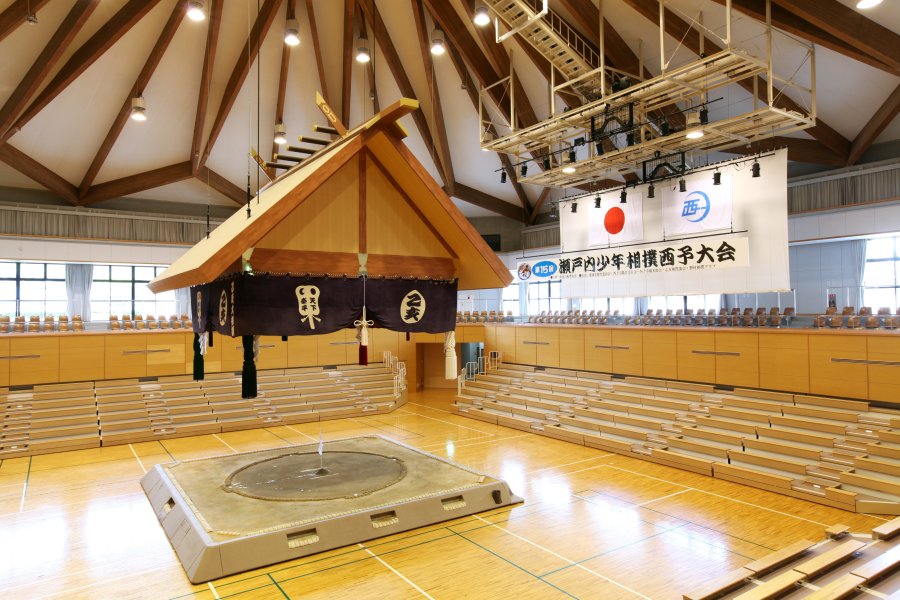 相撲開催時には土俵と吊り屋根、マス席（浅座敷）が姿を現す。