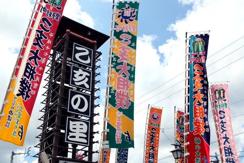 相撲大会開催時、多く立ち並ぶ幟は熱狂を予感させる。