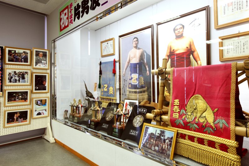 相撲資料館には、地元出身の元関脇「玉春日関」コーナーもある。