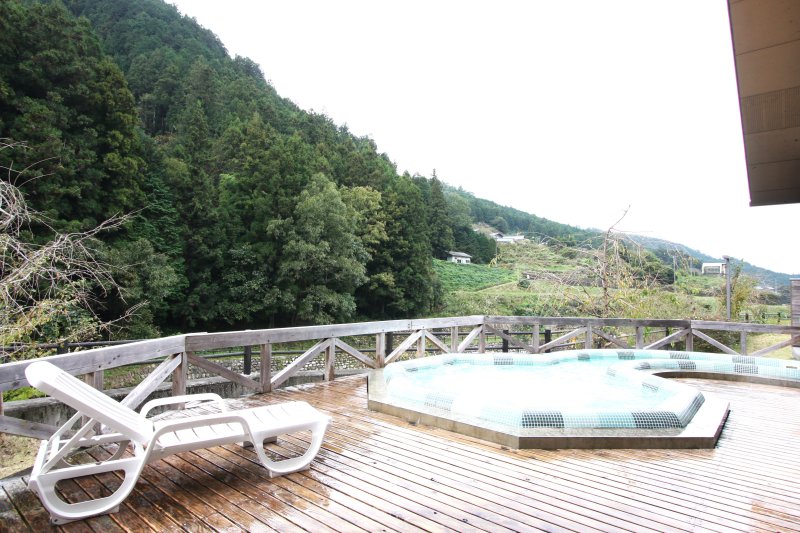 大自然が供給する澄んだ空気と、川のせせらぎに耳を傾けられる屋外のバブルバスに浸かれば、身も心もリラックスすることができる。