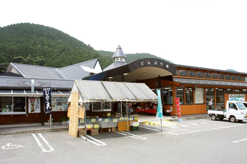 西予市の特産品がこの建物にギッシリと凝縮されている。