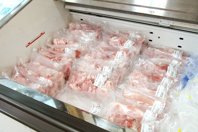 ここでしか買えない三瓶の特産品の豚肉はお手頃な価格で美味。