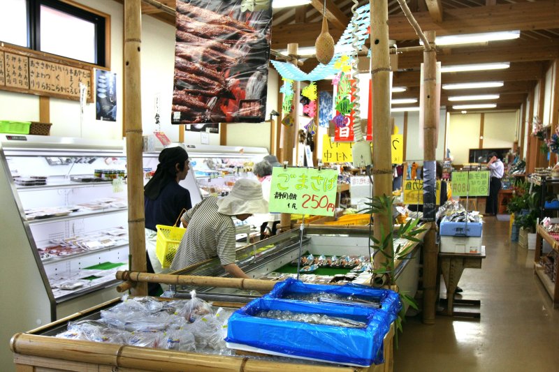 新鮮さをそのまま冷凍した海産物は、三瓶港に近い海の駅ならではの商品。