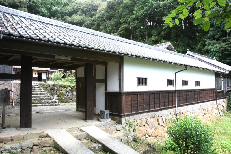 嘉永4年に建てられた長屋門。門の横には長屋や部屋があり、庄屋の風格ある佇まいを今に残してある。