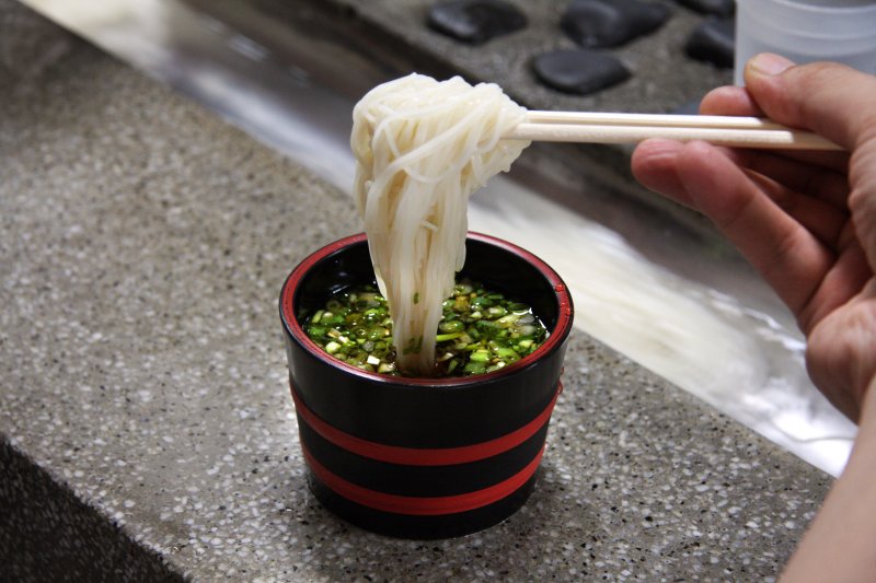 濃いめの「だし」とこだわりの「めん」。ネギ、ワサビ、玉ねぎはお好みで！