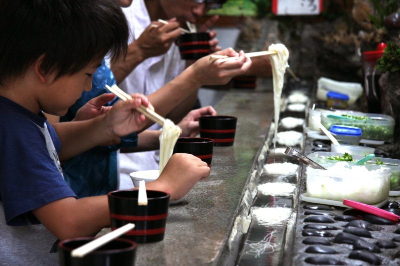 ひんやりとした天然の冷たい名水・観音水を利用したそうめん流し。