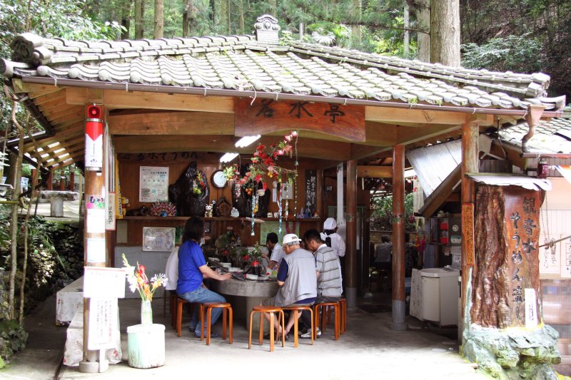 天然のクーラーで店内は涼しく、名水のせせらぎがBGM。