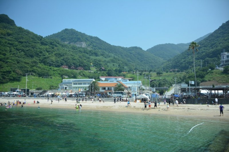 西予市明浜町 大早津（おおそうづ）海岸で伝説のかっぱ達が海のお祭りを盛り上げます。
