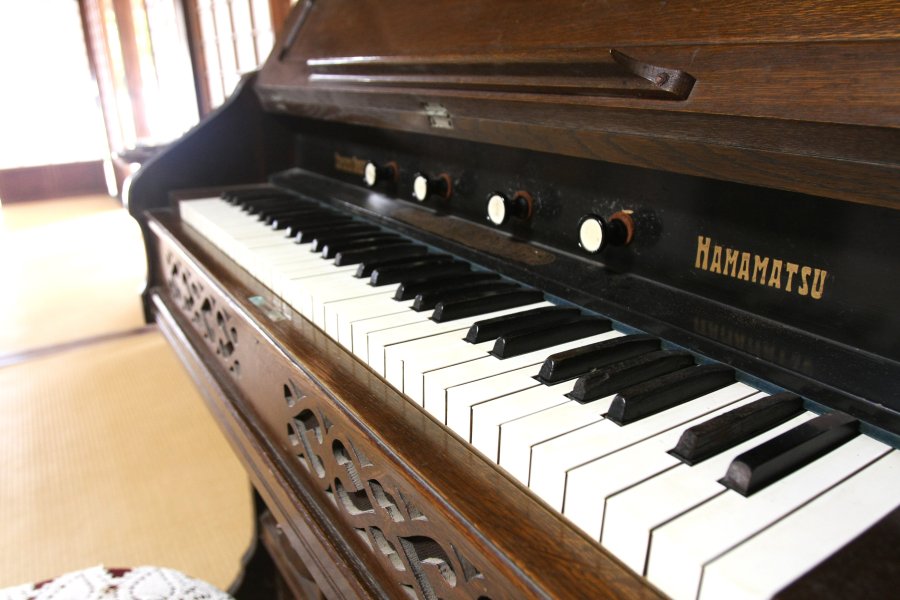 明治37年製のオルガンは現在も自由に誰でも弾くことができ、昔懐かしい音色を楽しむことができる。