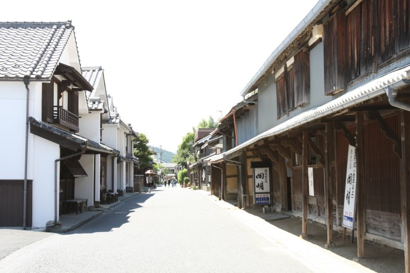 妻入りや平入りの町家が多く残る中町（なかのちょう）通りは、江戸時代の建築様式が多数ある。