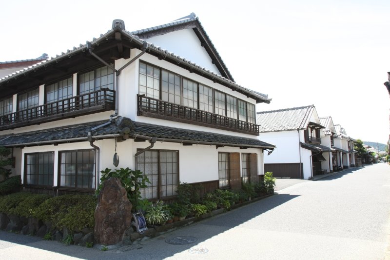 妻入り町家の2階部分に多く見られる手摺りが付いた住居が現在も実際に使われ、大切に保存されている。
