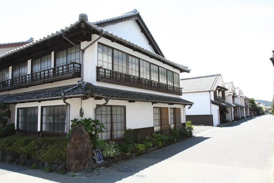 妻入り町家の2階部分に多く見られる手摺りが付いた住居が現在も実際に使われ、大切に保存されている。
