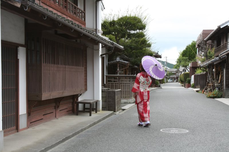 町並みには昔の着物が着れる休憩所などもあり、着物姿で町並み散策を楽しむことができる。