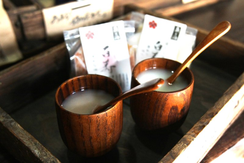 古代米で作った甘酒はノンアルコールで栄養豊富。店頭において一杯100円で飲むこともできる。