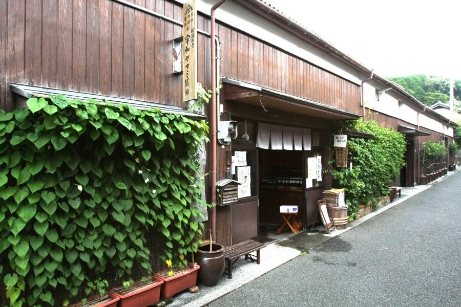外壁沿いには桜や朝顔など、四季の草花が植えられ、街並みを散策する人たちの目を楽しませている。