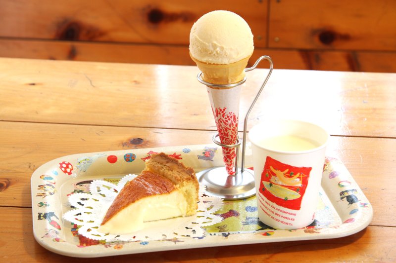 ペンションもみの木の人気メニューであるチーズケーキとアイスクリーム、ミルクは遠方のリピーターが訪れるほどの美味！