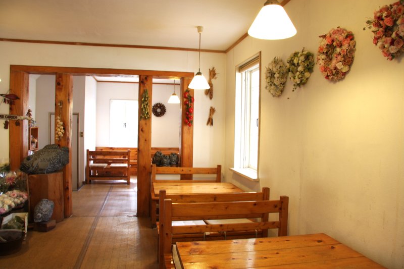 オーナーが大工と一緒になって造りあげたカントリー調のカフェ店内。