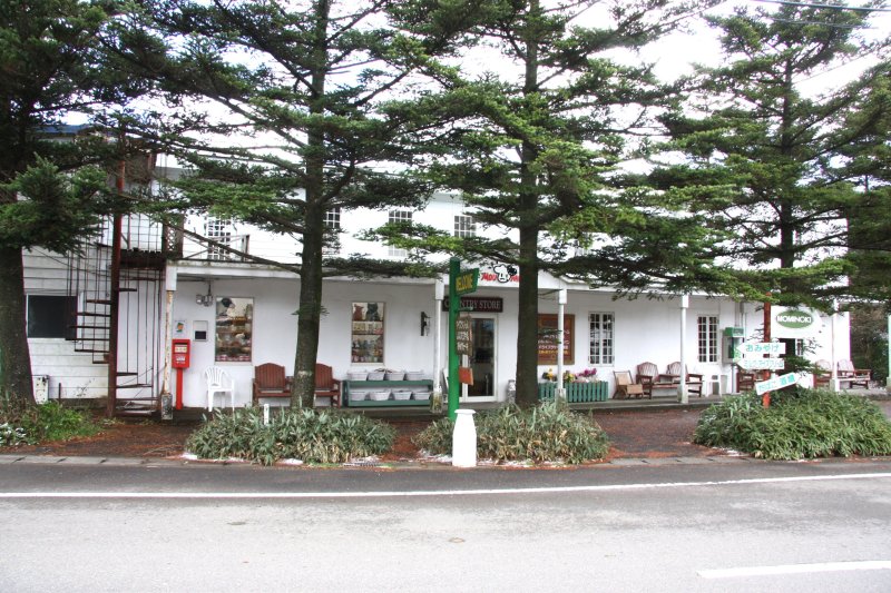 外国風の白い建物と店名とお揃いのもみの木が目印。
