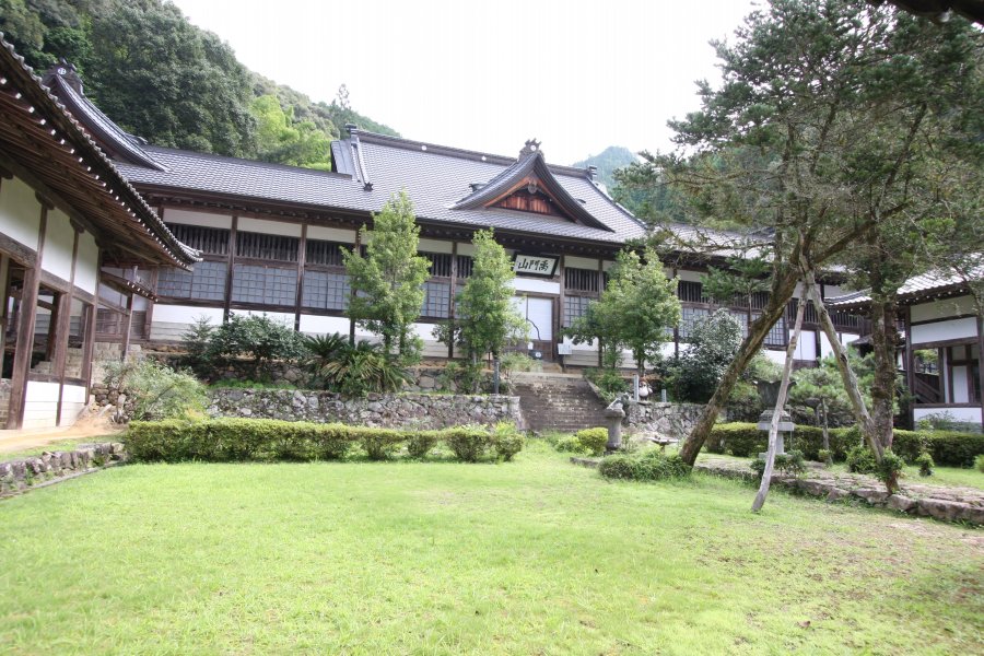 木々の木漏れ日の参道を登り終えると、突如姿を現す風格と品格を兼ね備えた本堂。陽がさんさんと差し込み神々しい空間が広がる。