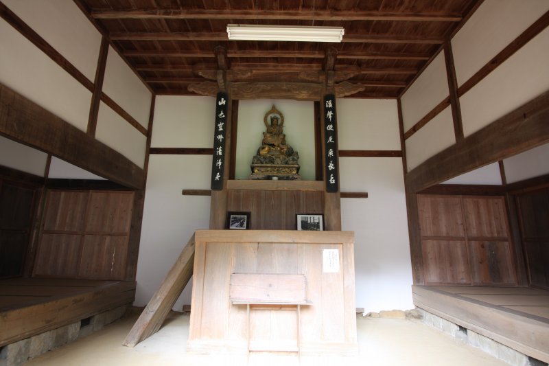 文殊菩薩を中央に祀った座禅堂(僧堂)。修行僧にとっての座禅は、修行の基本で真実の自己に徹する安らぎに満ちた生き方である。