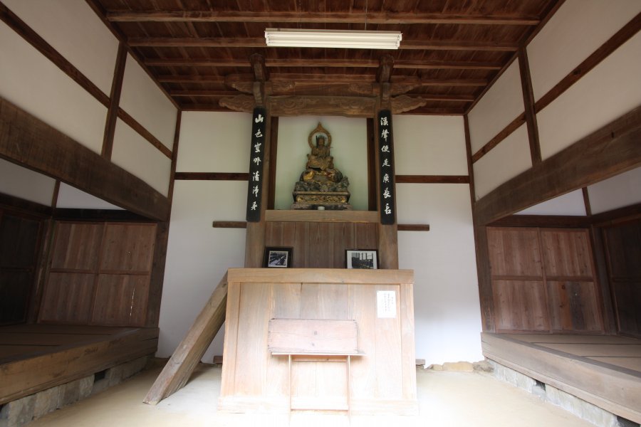 文殊菩薩を中央に祀った座禅堂(僧堂)。修行僧にとっての座禅は、修行の基本で真実の自己に徹する安らぎに満ちた生き方である。