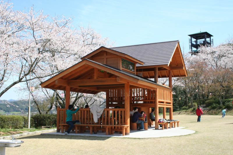 ベンチや休憩所、トイレが完備されており、気兼ねなく訪れることができる。桜の名所としても有名で、シーズンには多くの花見客で賑いをみせる。