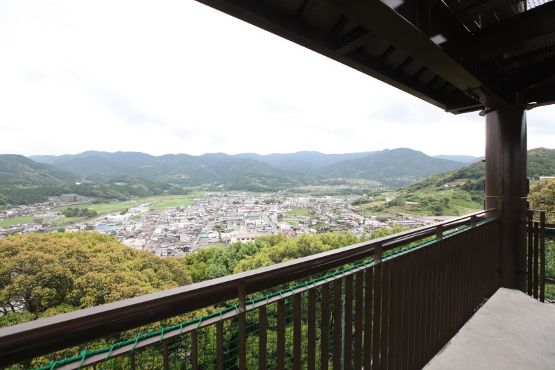 展望台からは眼下に広がる野村町を一望でき、方形（ほうぎょう）型の造りが特徴の乙亥会館も上から望むことができる。