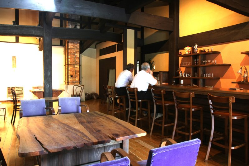 約200年前の酒蔵を改装した店内には、酒米を蒸すときに使用されていた煉瓦の煙突が今も残っている。