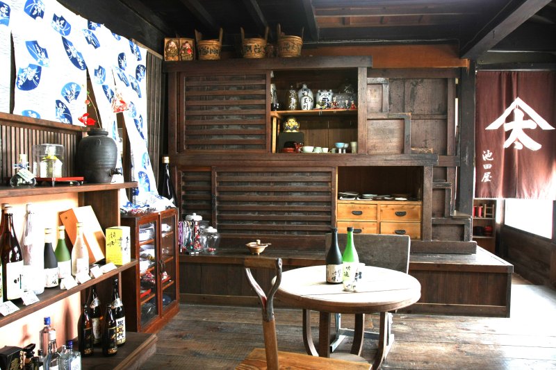 現在は作られていない酒蔵時代の代表銘柄「玉川」の販売もしている。他に手作り品なども並ぶ。